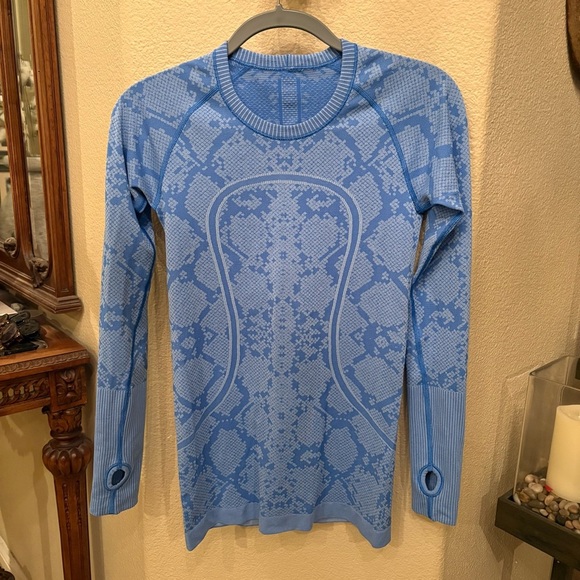 lululemon athletica Tops - LULULEMON Women Blue Snakeskin Swiftly Tech Long Sleeve Athletic Top Size 6